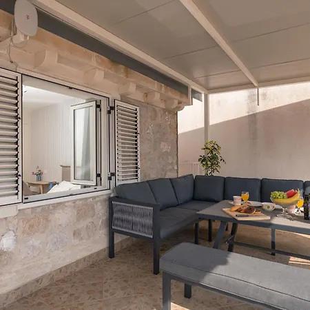 아파트먼트 보지카 *